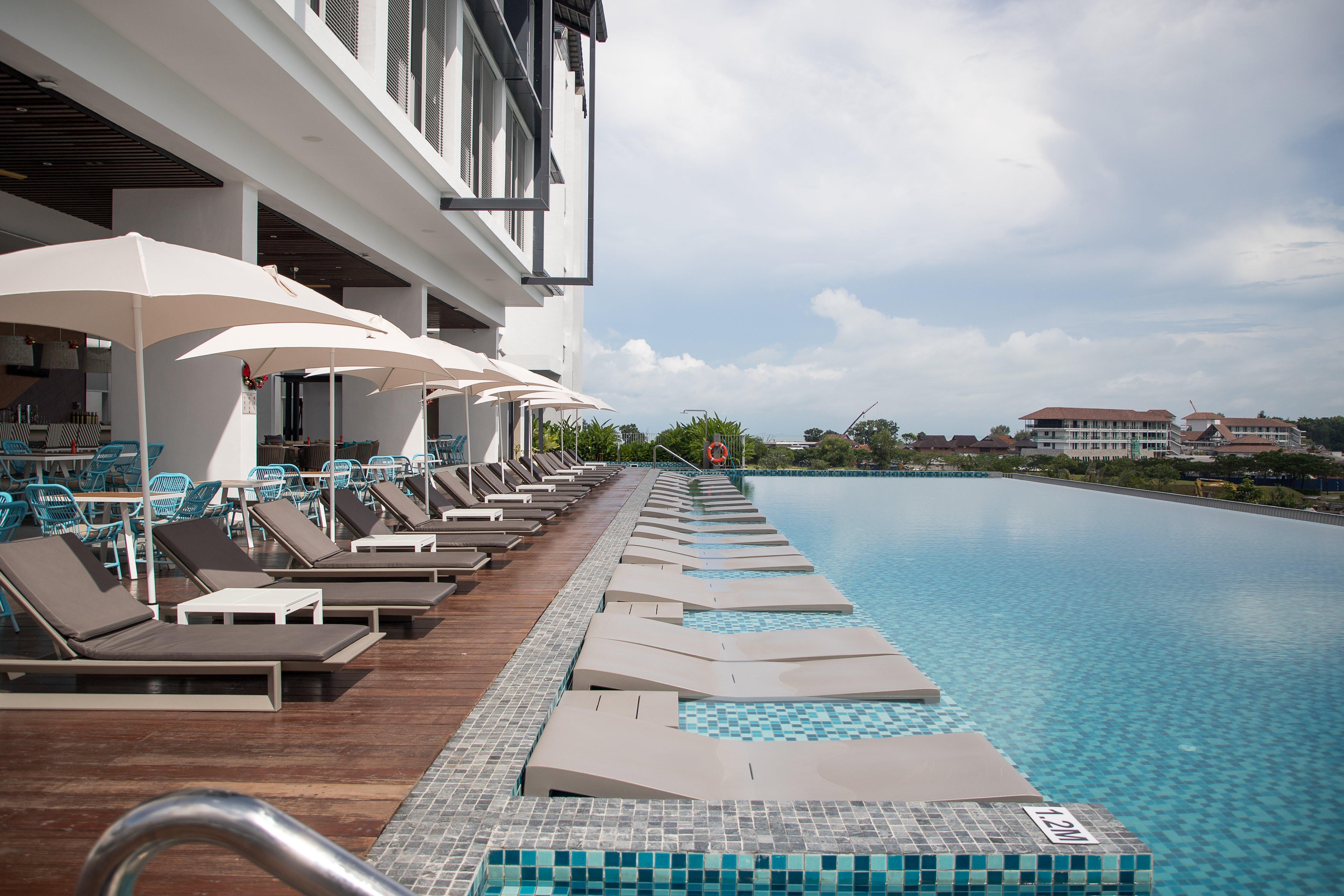 Hard Rock Hotel Desaru Coast Exterior photo Infinity pool at the hotel