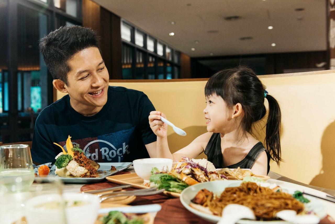 Hard Rock Hotel Desaru Coast Exterior photo A father and daughter at a restaurant
